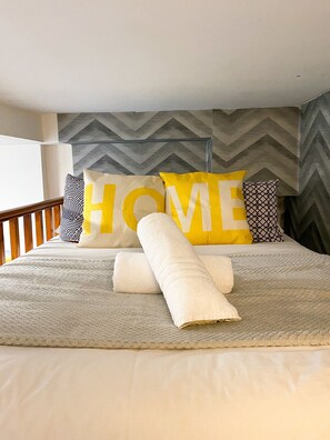 Standard Studio | Desk, laptop workspace, iron/ironing board, free WiFi - Modern Studios Malvern Road  (London)