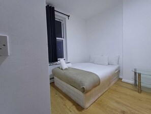 Deluxe Studio | Desk, laptop workspace, iron/ironing board, free WiFi - Modern Studios Malvern Road  (London)