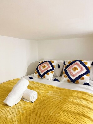 Deluxe Studio | Desk, laptop workspace, iron/ironing board, free WiFi - Modern Studios Malvern Road  (London)