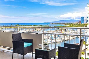 Property grounds - Fully Remodeled Studio w/ Ocean & Marina Views (Honolulu)
