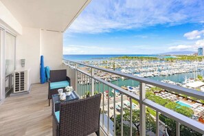 Property grounds - Fully Remodeled Studio w/ Ocean & Marina Views (Honolulu)
