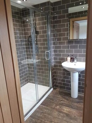 Dusche, Haartrockner, Handtücher, Toilettenpapier