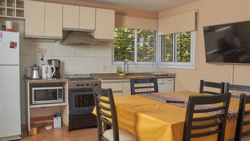 Lemari es, microwave, oven, dan mesin pencuci piring