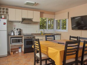 Lemari es, microwave, oven, dan mesin pencuci piring