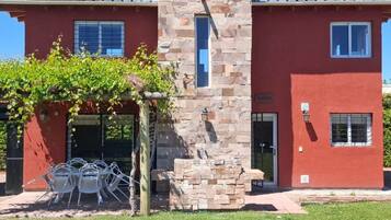 Rumah Keluarga, patio, pemandangan halaman | Ruang kerja ramah laptop dan Wi-Fi gratis