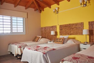 Espacio para trabajar con laptop, wifi gratis y ropa de cama 