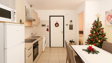 Kühlschrank, Mikrowelle, Ofen, Herdplatte