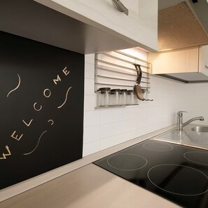 Jääkaappi, mikroaaltouuni, uuni, liesi