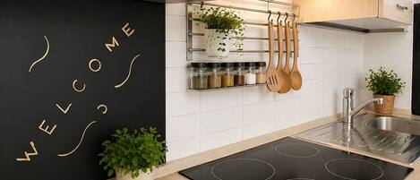 Kühlschrank, Mikrowelle, Ofen, Herdplatte