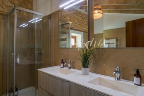 Een douche, een haardroger, handdoeken