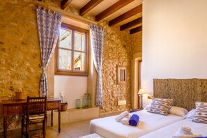 4 chambres, fer et planche à repasser, Wi-Fi, draps fournis