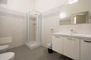 Dusche, Haartrockner, Bidet, Handtücher