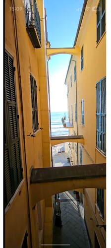 Three-room apartment with small balcony overlooking the alleyway