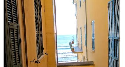Three-room apartment with small balcony overlooking the alleyway