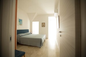 2 bedrooms, in-room safe, iron/ironing board, WiFi - Beachfront apartment with large balcony (Alassio)