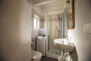 Shower, hair dryer, bidet, towels - Beachfront apartment with large balcony (Alassio)