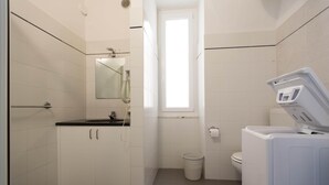 تجهيزات دش، مجففات شعر، مراحيض شطف، مناشف