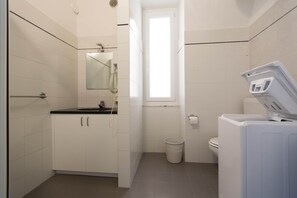Shower, hair dryer, bidet, towels - Two-room seafront apartment with balcony (Alassio)
