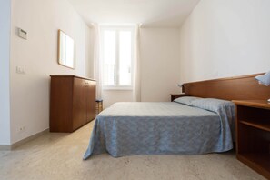 1 bedroom, in-room safe, free WiFi, bed sheets - Two-room seafront apartment with balcony (Alassio)
