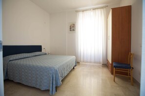 2 chambres, coffres-forts dans les chambres, fer et planche à repasser