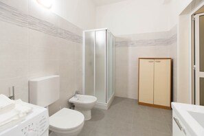 Shower, hair dryer, bidet, towels - Three-room seafront apartment with balcony (Alassio)