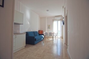 Living area - Three-room seafront apartment with balcony (Alassio)