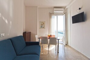 Living area - Three-room seafront apartment with balcony (Alassio)