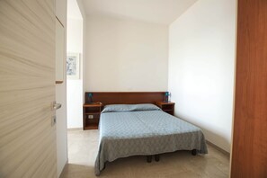 2 bedrooms, in-room safe, iron/ironing board, WiFi - Three-room seafront apartment with balcony (Alassio)