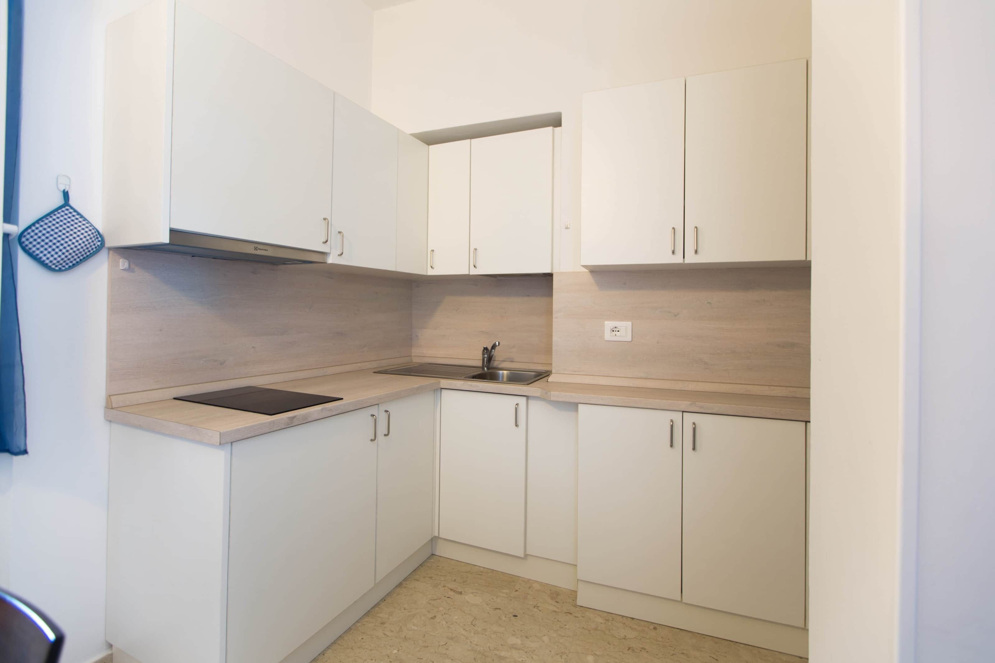 Kühlschrank, Mikrowelle, Herdplatte, Wasserkocher