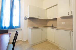 Fridge, microwave, stovetop, electric kettle - Two-room apartment overlooking a quaint alleyway (Alassio)