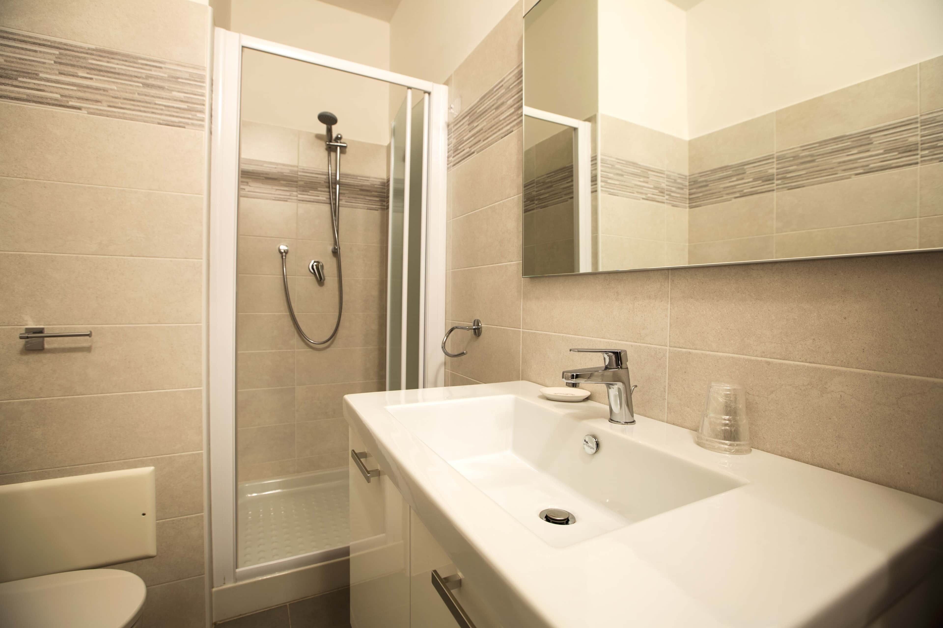Een douche, een haardroger, een bidet, handdoeken