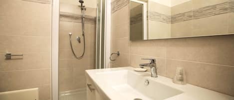 Shower, hair dryer, bidet, towels