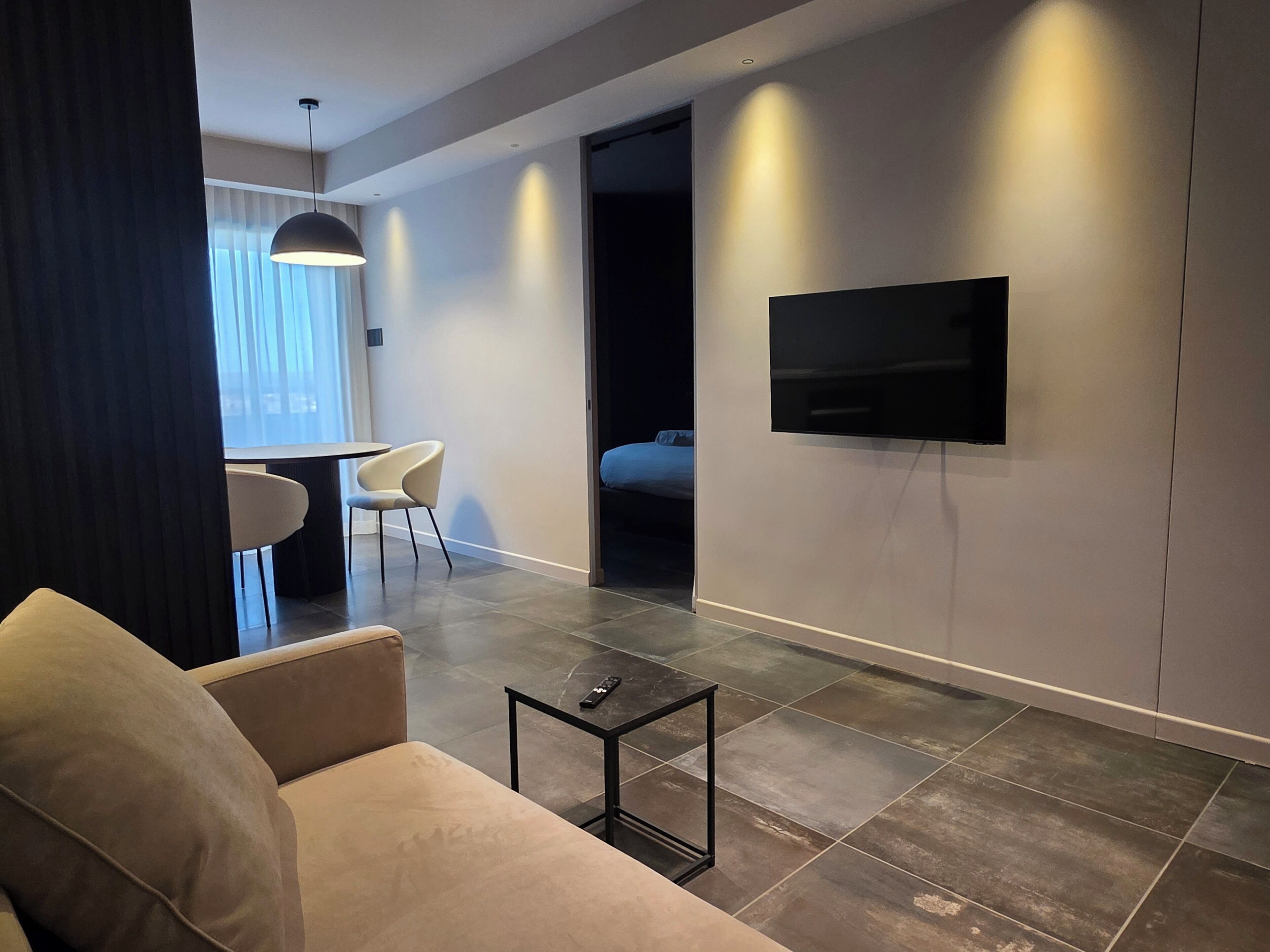 Suite de luxe | Sala d'estar | Televisor LED de 42 polzades amb canals per satèl·lit 
