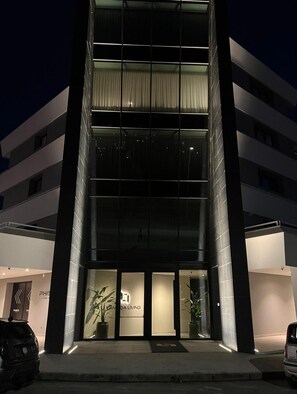 Fassade der Unterkunft – Abend/Nacht