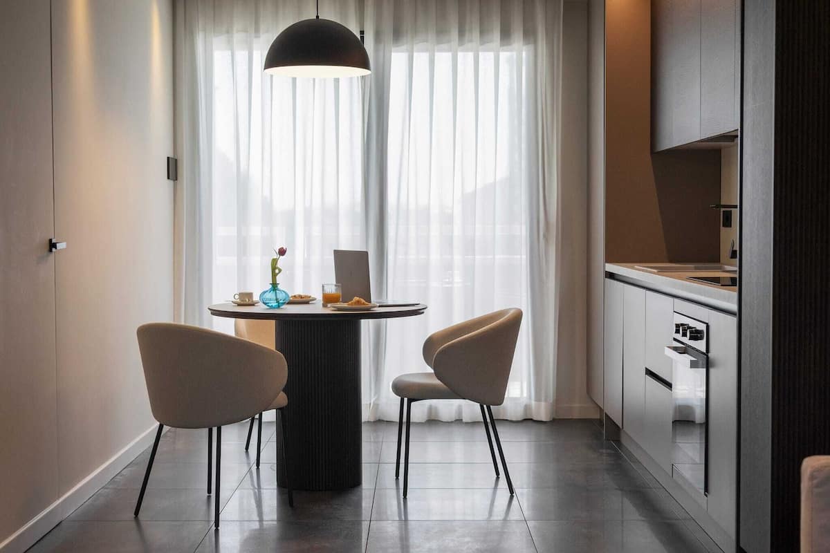 Executive suite | Privékeuken | Een koelkast met diepvriezer, een oven, een kookplaat, een vaatwasser