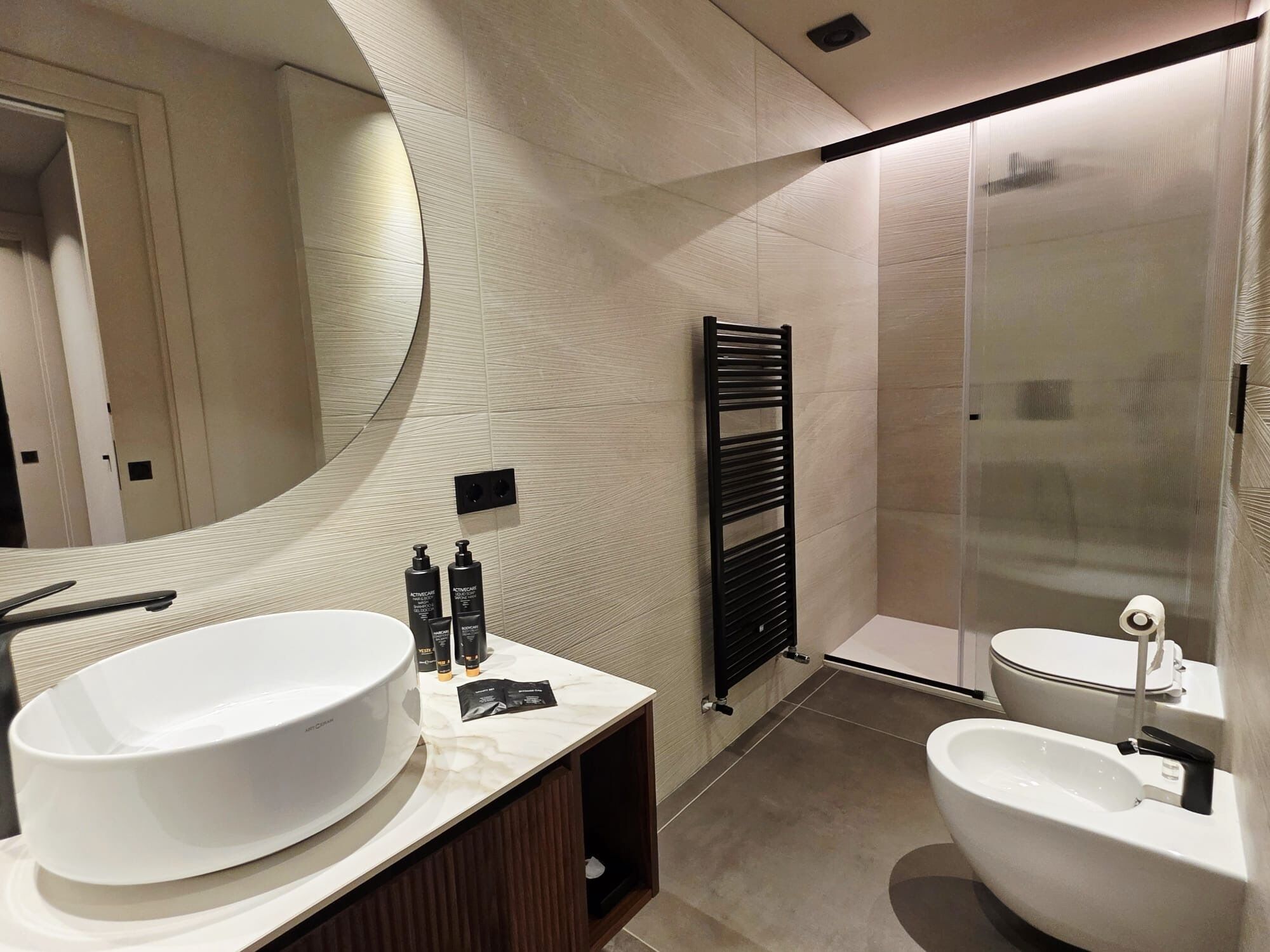 Dusche, kostenlose Toilettenartikel, Haartrockner, Bademäntel