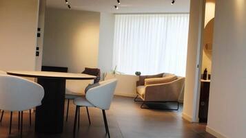 Suite Deluxe, vista giardino | Area soggiorno | TV LED 42 pollici con canali satellitari