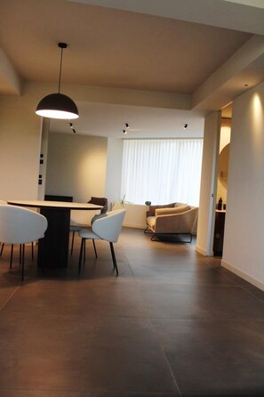 Premium Suite, Garden View | Living area