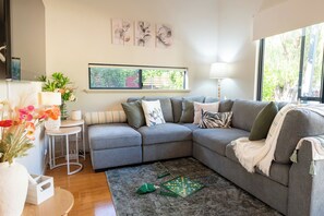 Smart TV, ping pong, books - "Serenity & Sea", Pool, Wi-Fi, Internet, Netfilix/Stan, 500m to Beach, Parking (Preston Beach)