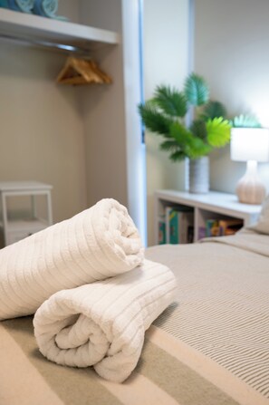 Iron/ironing board, travel crib, free WiFi, bed sheets - "Serenity & Sea", Pool, Wi-Fi, Internet, Netfilix/Stan, 500m to Beach, Parking (Preston Beach)