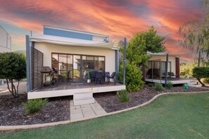 Terrace/patio - "Serenity & Sea", Pool, Wi-Fi, Internet, Netfilix/Stan, 500m to Beach, Parking (Preston Beach)