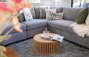 Smart TV, ping pong, books - "Serenity & Sea", Pool, Wi-Fi, Internet, Netfilix/Stan, 500m to Beach, Parking (Preston Beach)