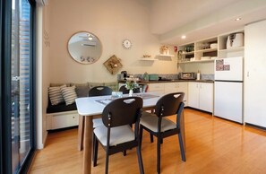 Dining - "Serenity & Sea", Pool, Wi-Fi, Internet, Netfilix/Stan, 500m to Beach, Parking (Preston Beach)