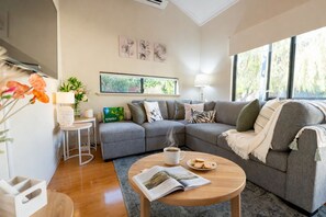 Smart TV, ping pong, books - "Serenity & Sea", Pool, Wi-Fi, Internet, Netfilix/Stan, 500m to Beach, Parking (Preston Beach)