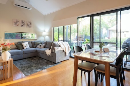 Smart TV, ping pong, books. "Serenity & Sea", Pool, Wi-Fi, Internet, Netfilix/Stan, 500m to Beach, Parking