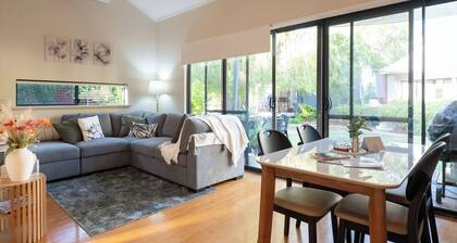 "Serenity & Sea", Pool, Wi-Fi, Internet, Netfilix/Stan, 500m to Beach, Parking