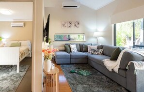 Smart TV, ping pong, books - "Serenity & Sea", Pool, Wi-Fi, Internet, Netfilix/Stan, 500m to Beach, Parking (Preston Beach)