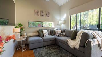 Smart-TV, Tischtennisplatte, Bücher