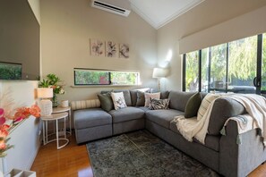 Smart TV, ping pong, books - "Serenity & Sea", Pool, Wi-Fi, Internet, Netfilix/Stan, 500m to Beach, Parking (Preston Beach)