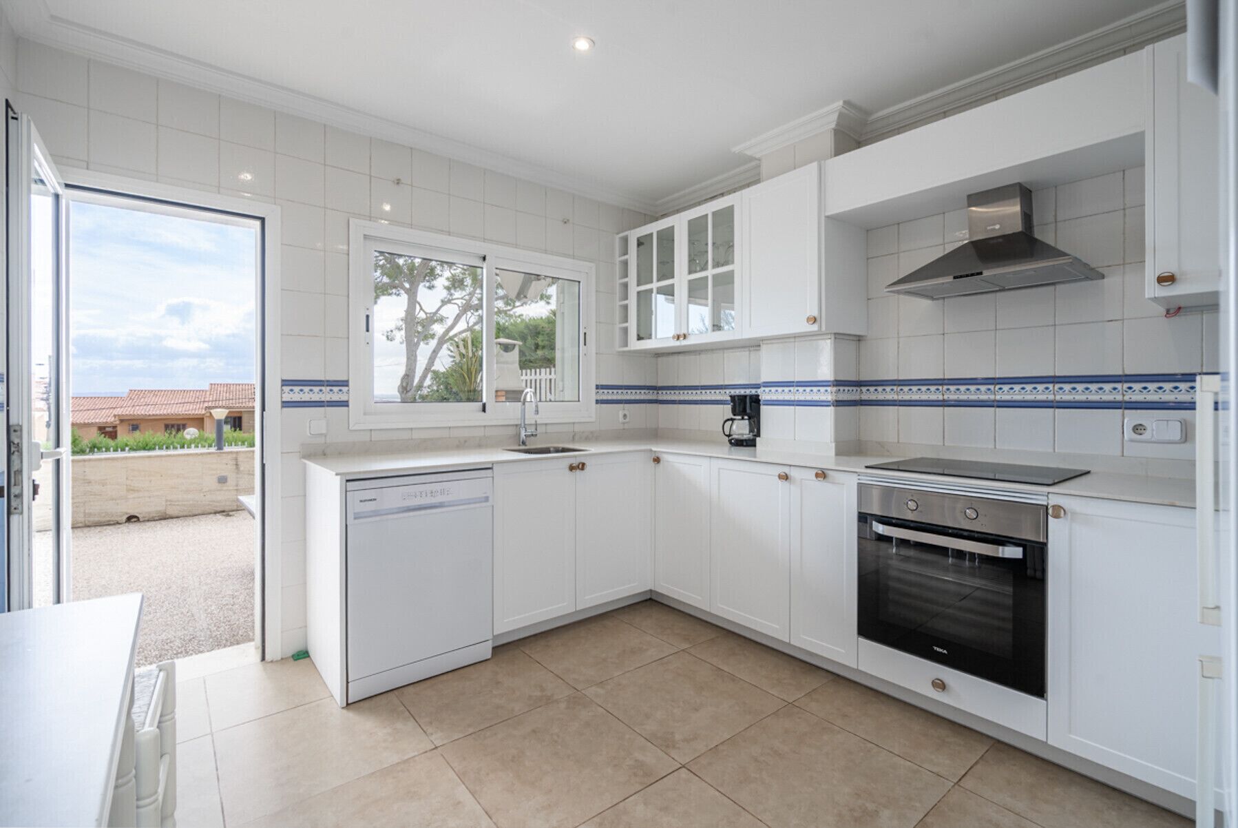 Kylskåp, mikrovågsugn, ugn och diskmaskin